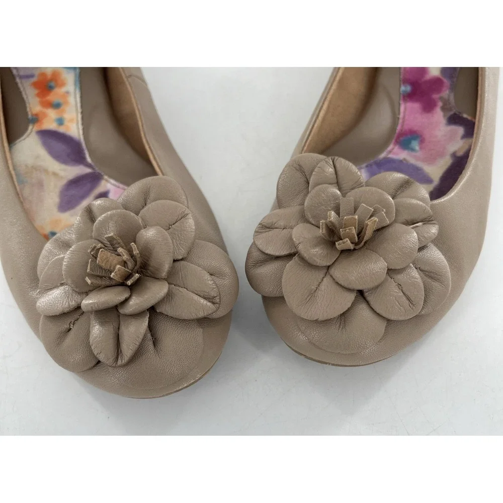 Born Concepts BOC Ballet Flats Womens 7 M Leather Nude‎ Beige Tan 3D Flower